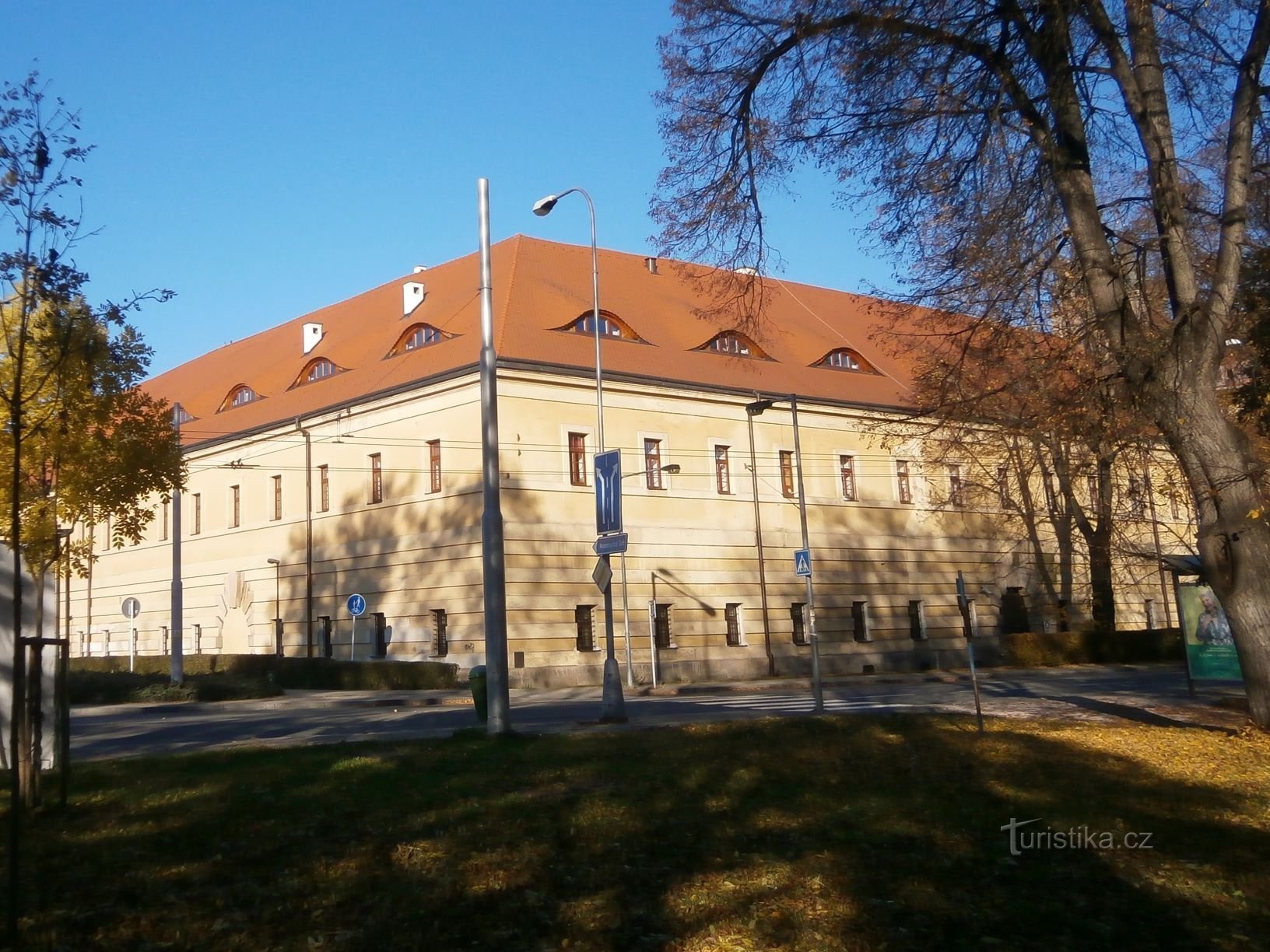 Cuartel de caballería (Hradec Králové, 1.11.2015 de abril de XNUMX)