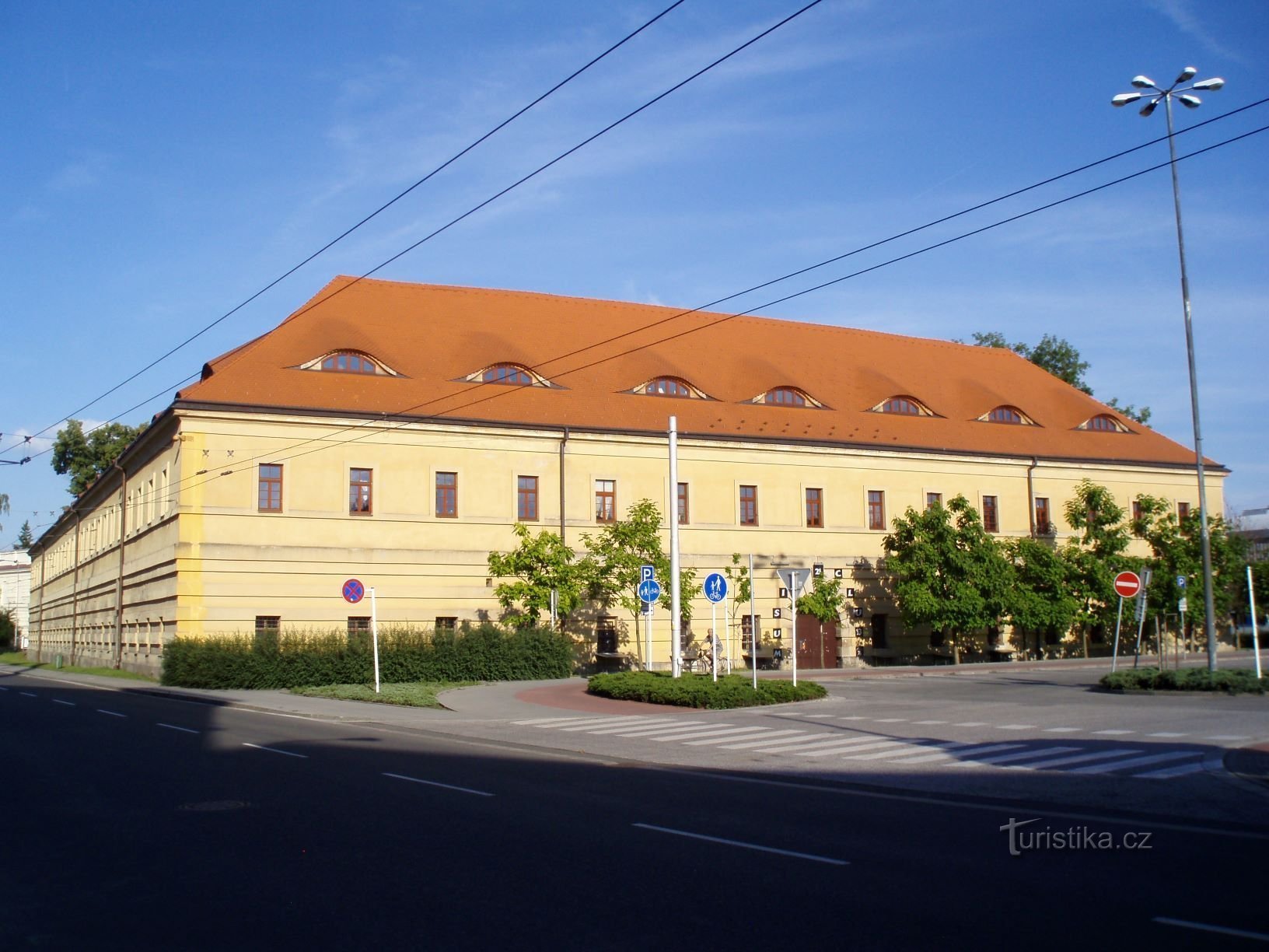Cuartel de caballería (Hradec Králové, 16.7.2011 de abril de XNUMX)