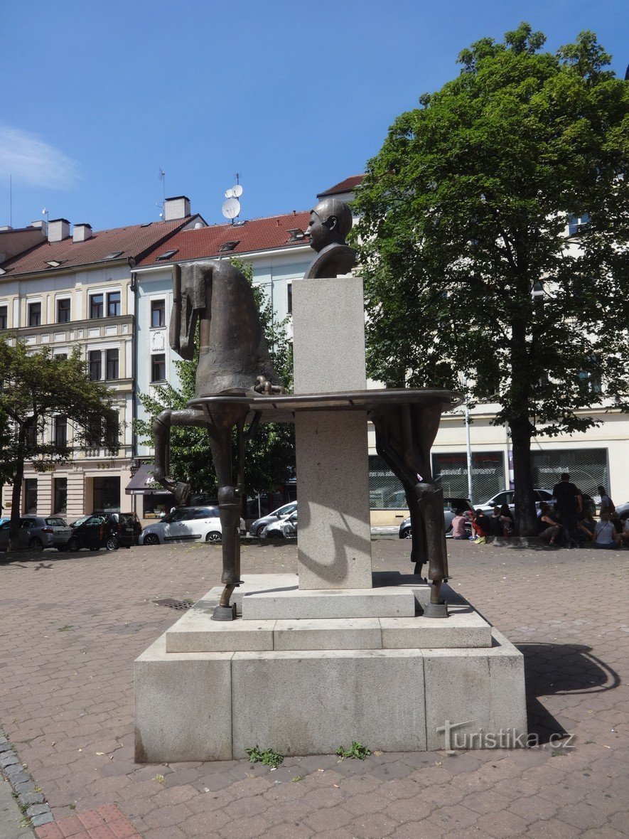 A estátua equestre de Jaroslav Hašek e o Bom Soldado Švejk