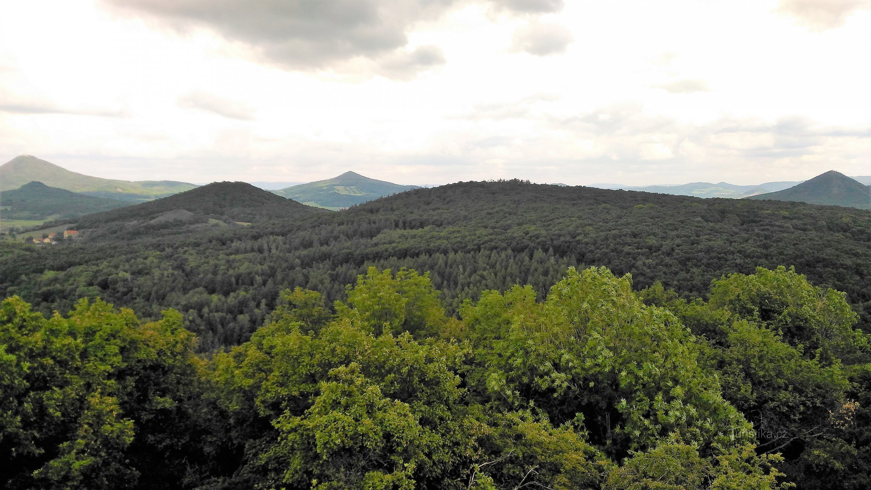 Jezerka et Sutomský vrch de Košťálov