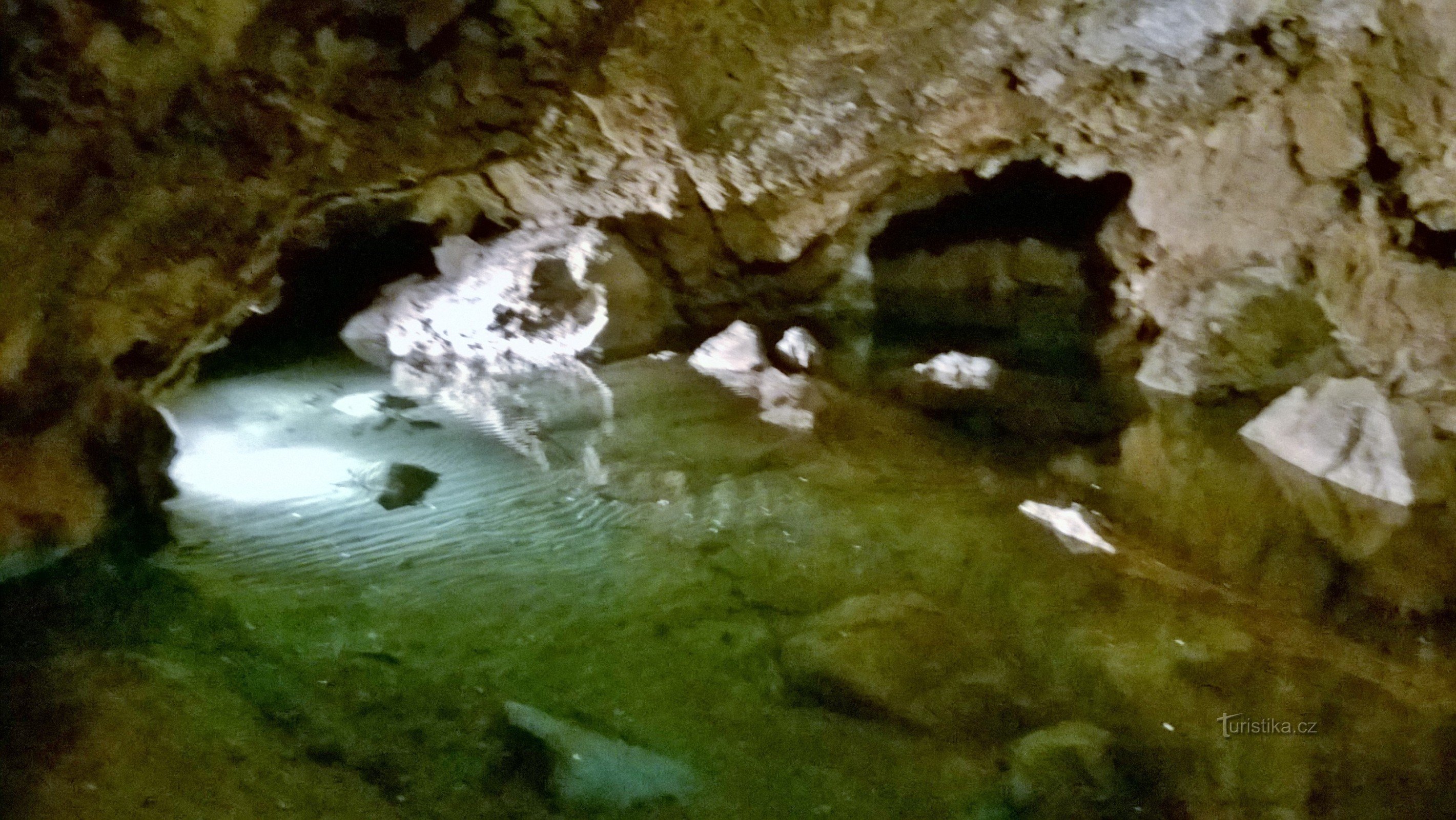 湖 - Bozkovské 洞穴