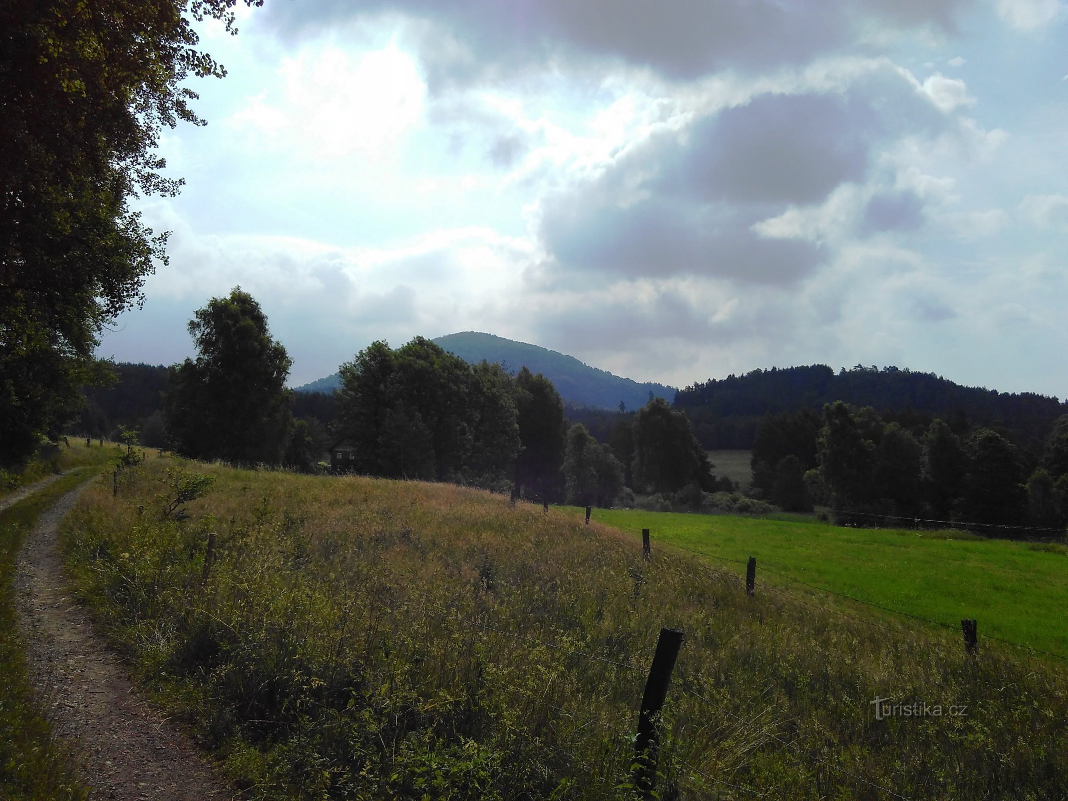 Badger Hill în depărtare