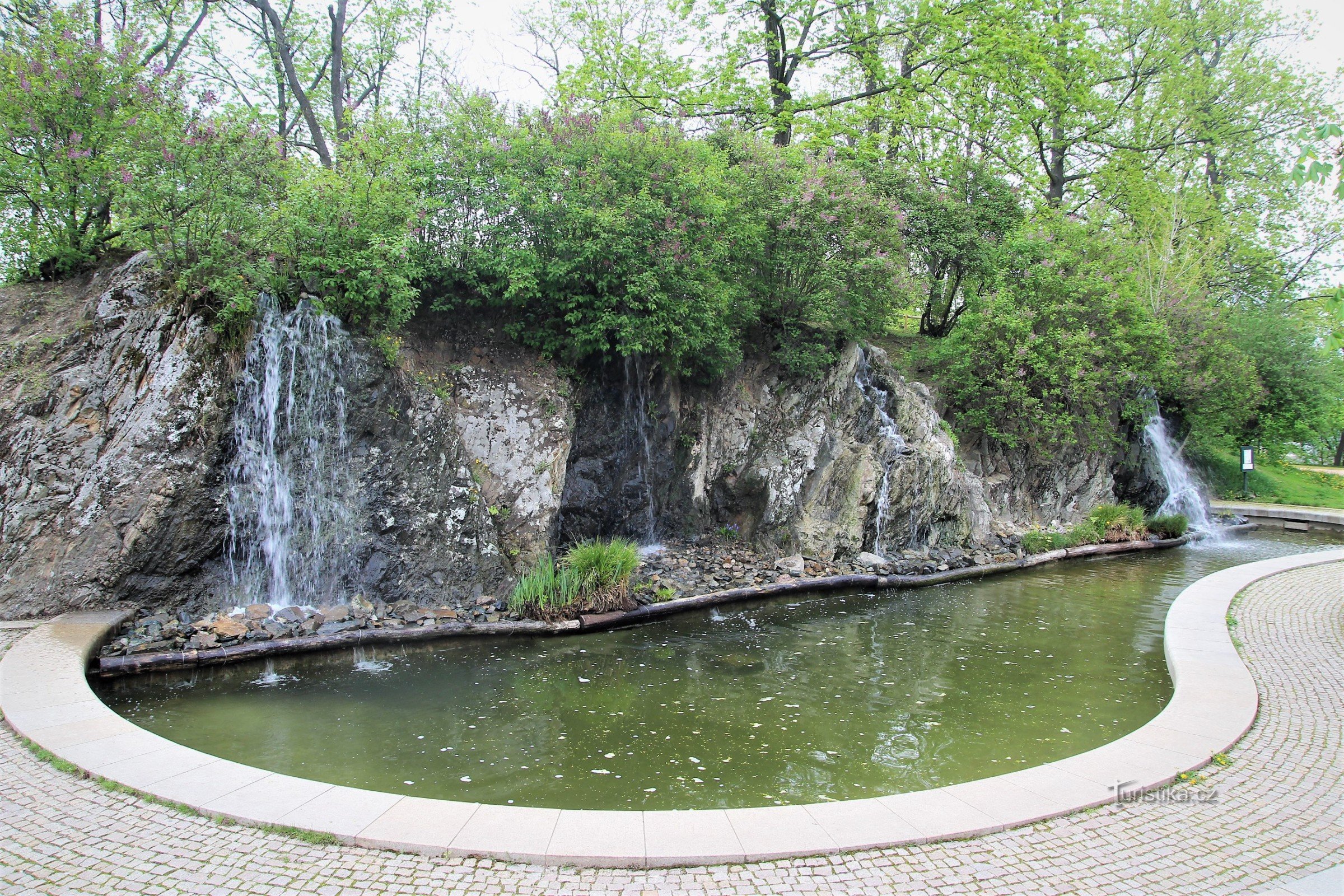 Teich mit Wasserfällen