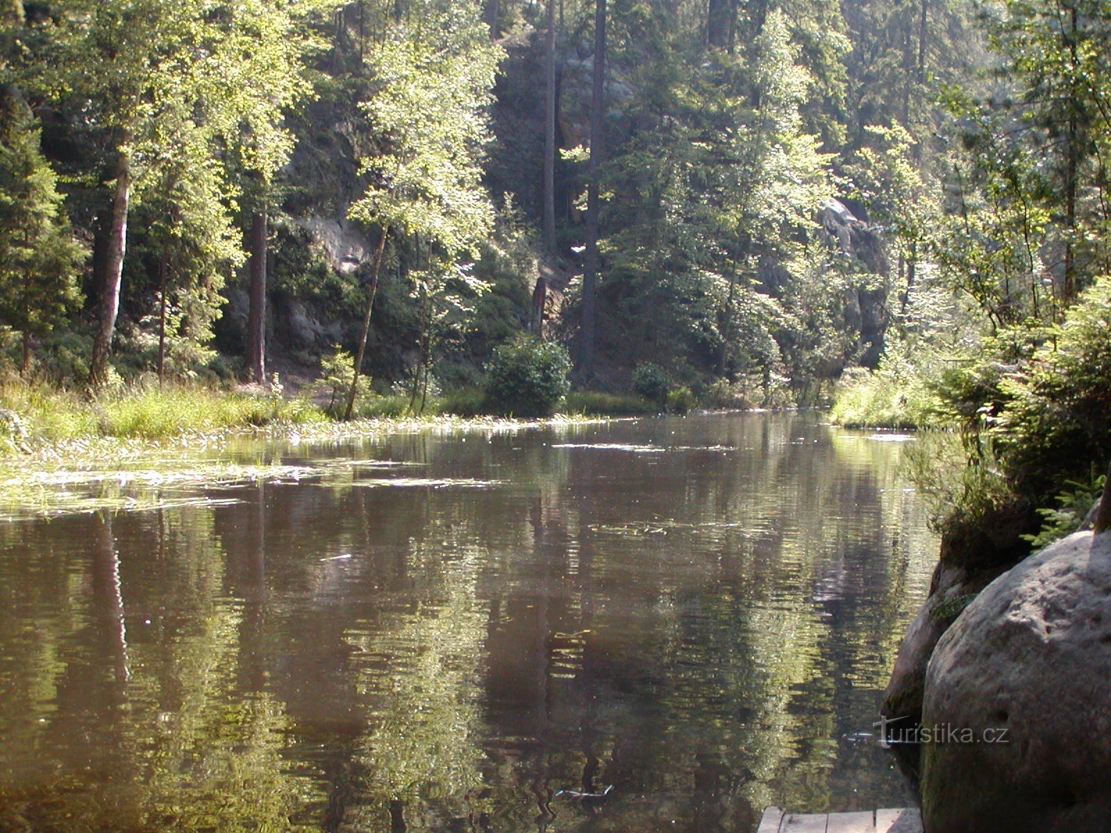 Ein See in den Adršpašské-Felsen