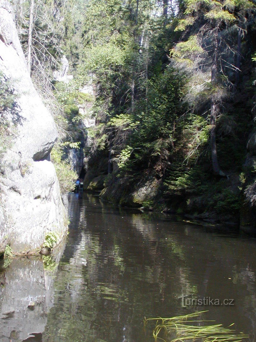 Een meer in de Adršpašské-rotsen