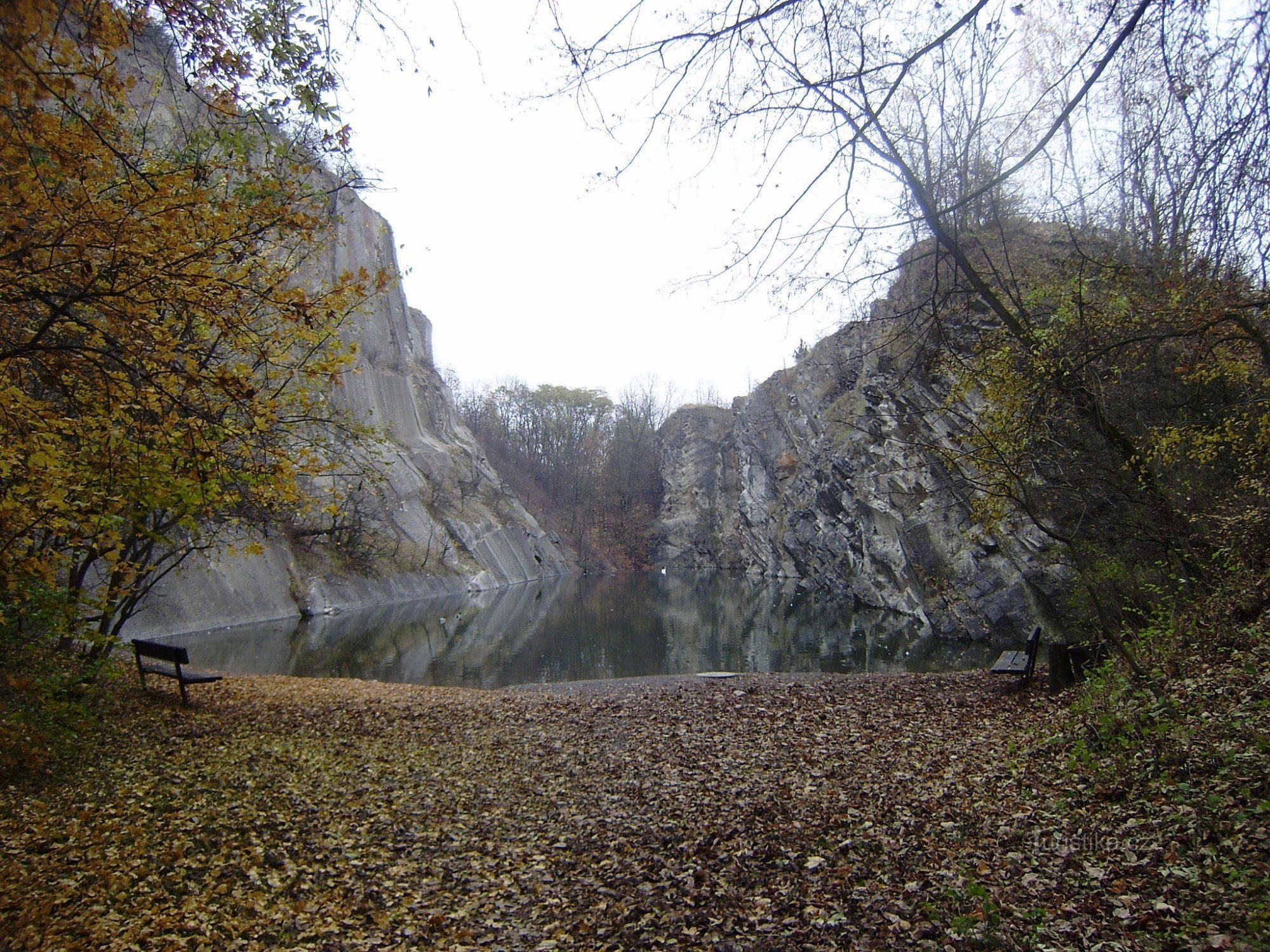 Um lago no vale de Prokop