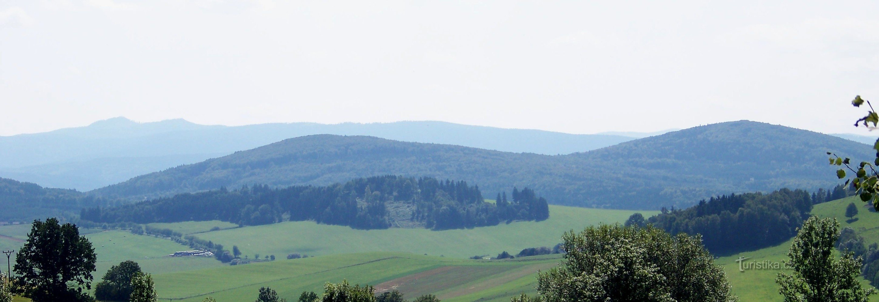 Jezvinec 在最右边，在 Havranice 旁边，背景是 Ostrý 和其他边界山脊..ní