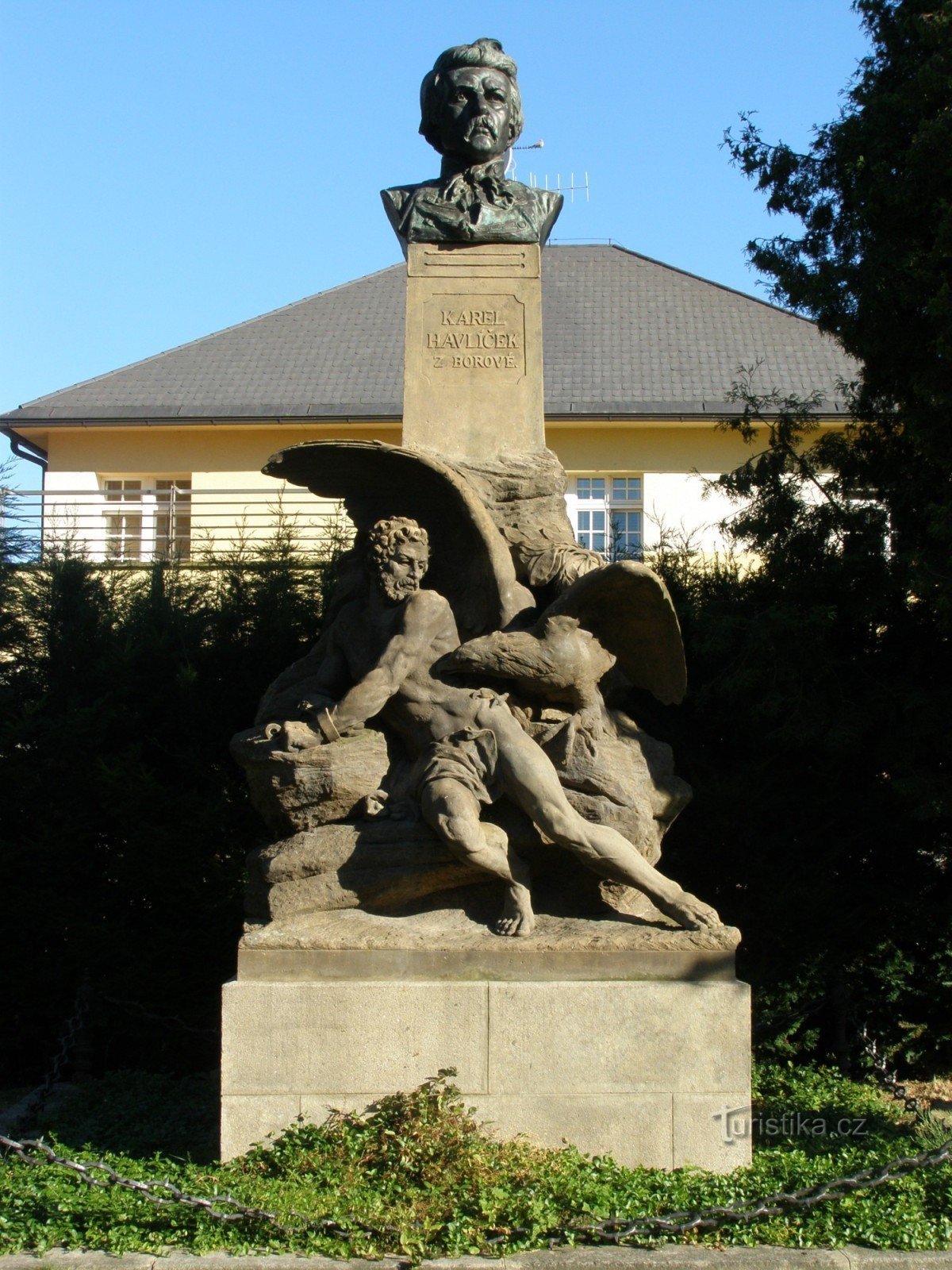 Jičín - en staty av Prometheus med en byst av KHBorovsky