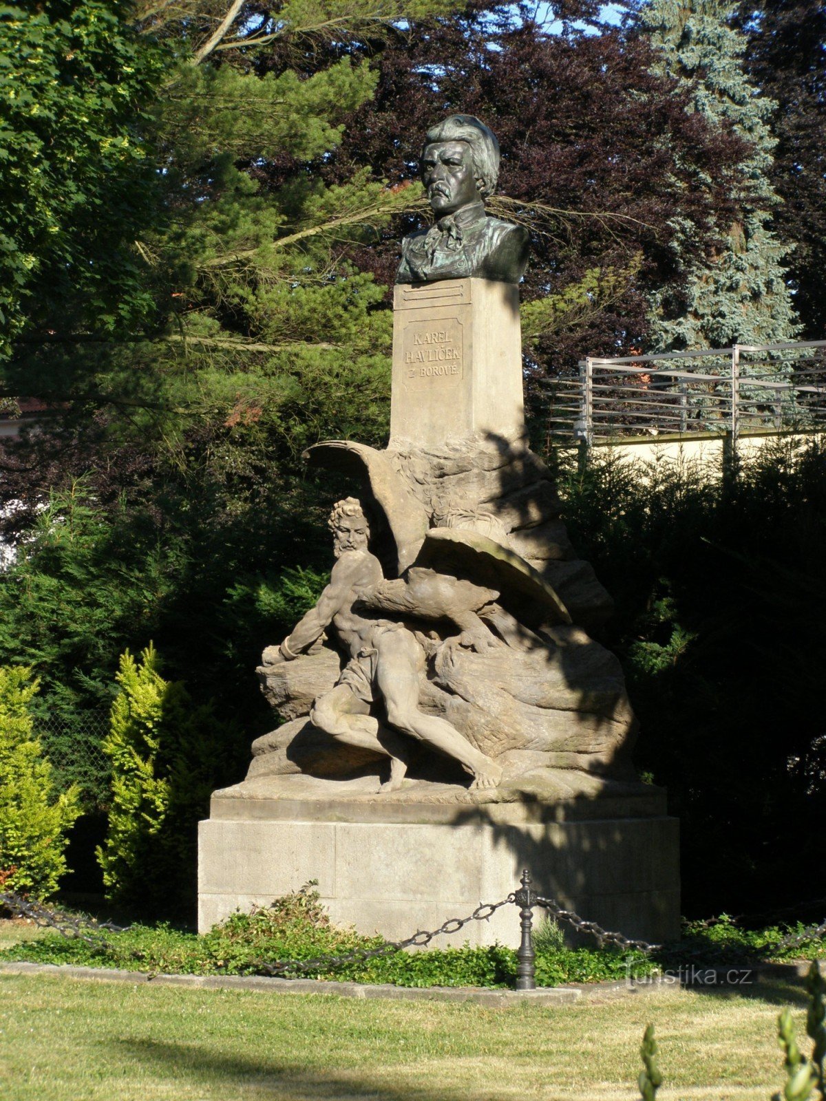 Jičín - en staty av Prometheus med en byst av KHBorovsky