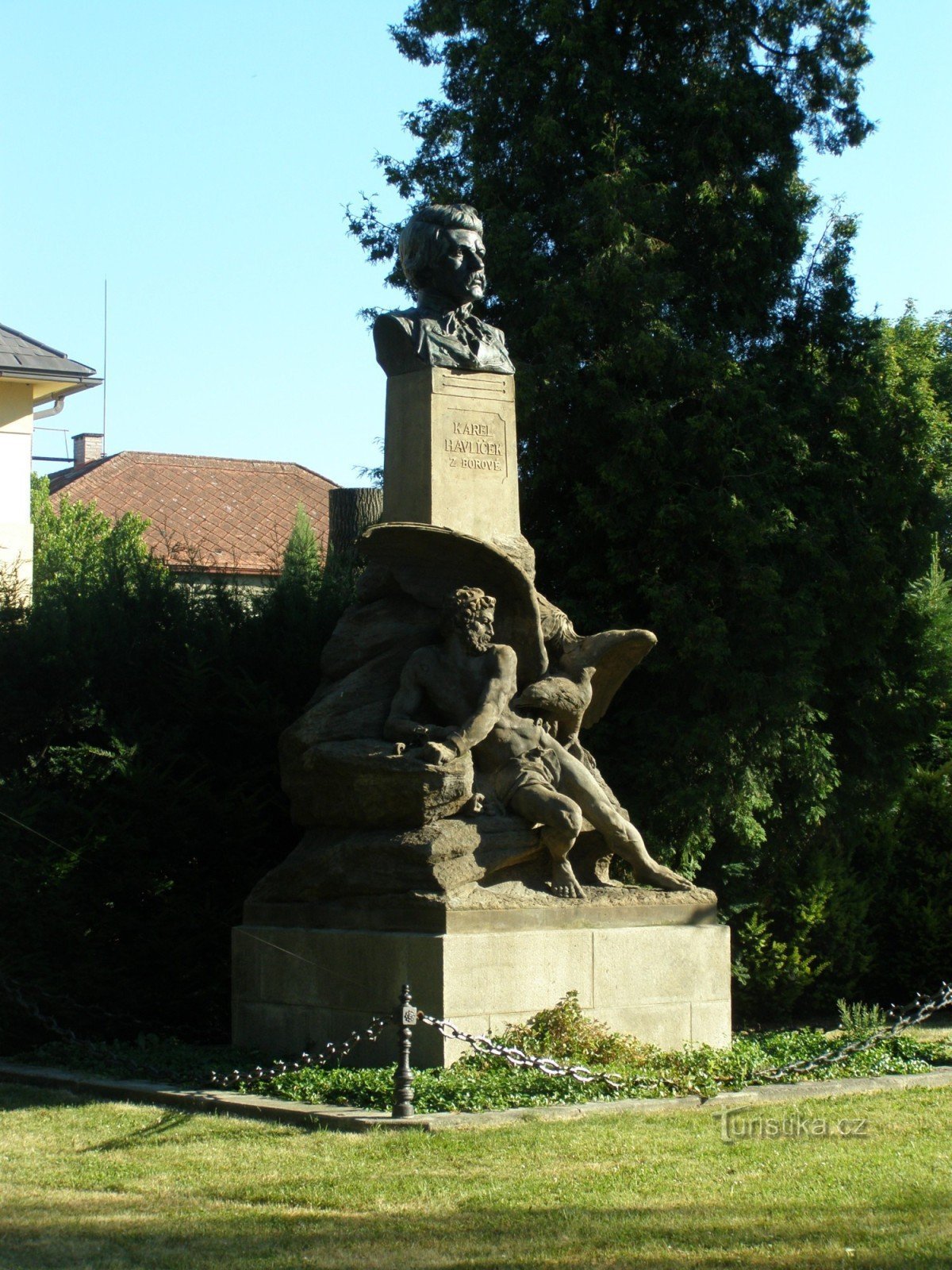Jičín - een standbeeld van Prometheus met een buste van KHBorovsky