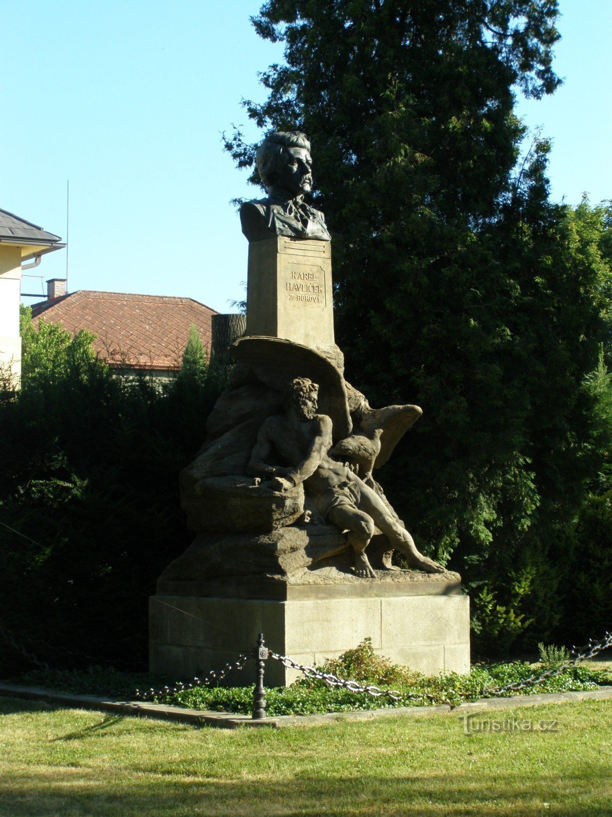 Jičín - en staty av Prometheus med en byst av KHBorovsky