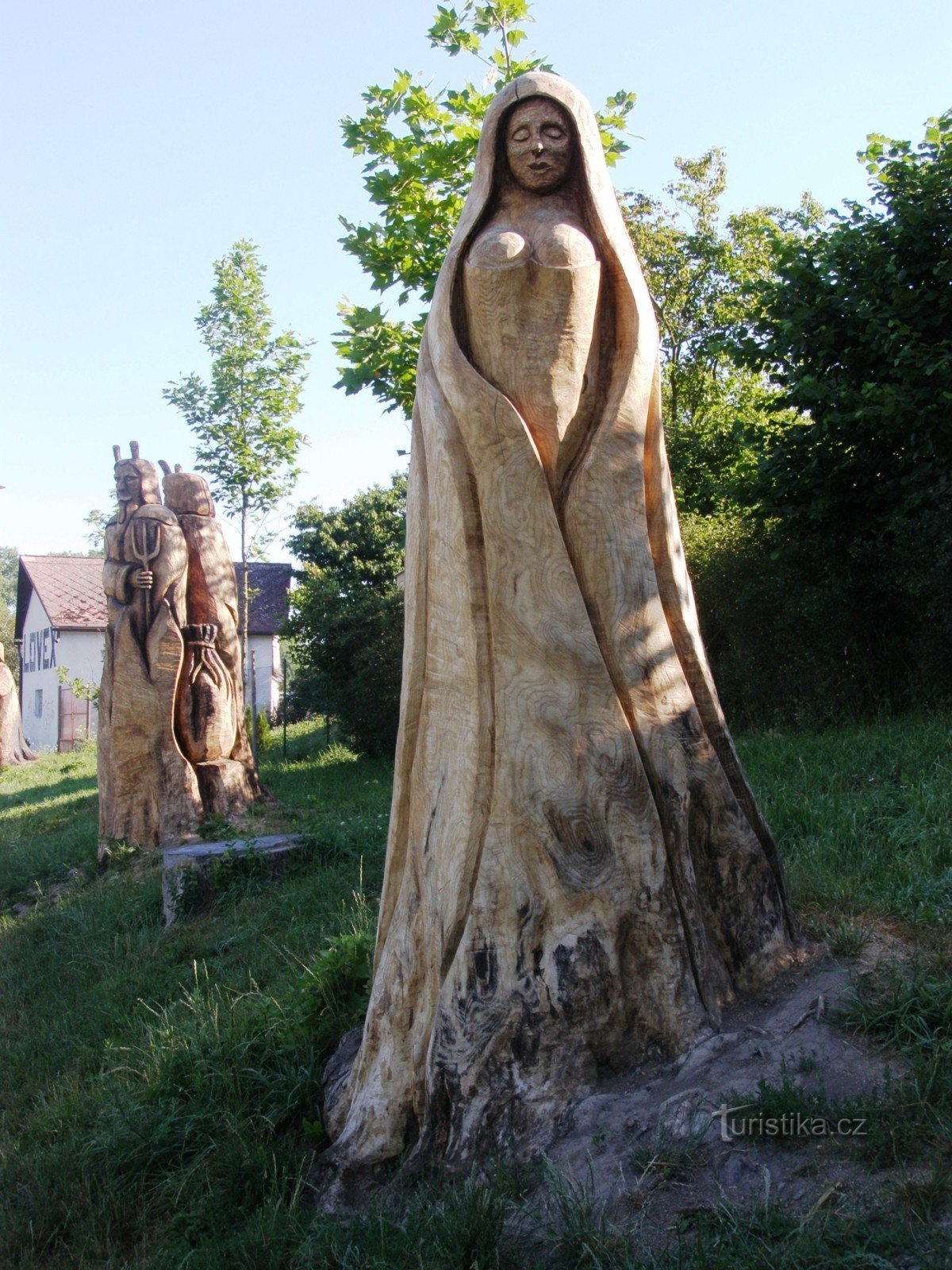 Jičín - esculturas de árvores