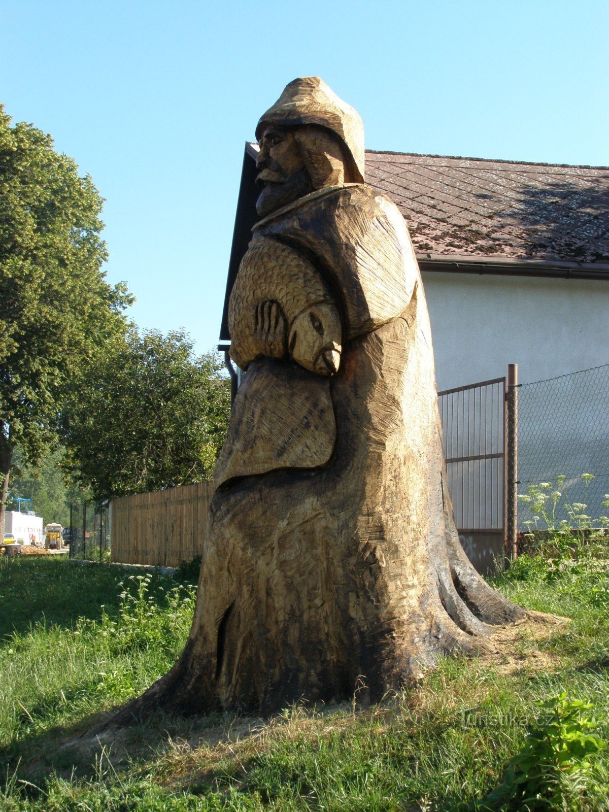 Йичин - скульптуры из деревьев