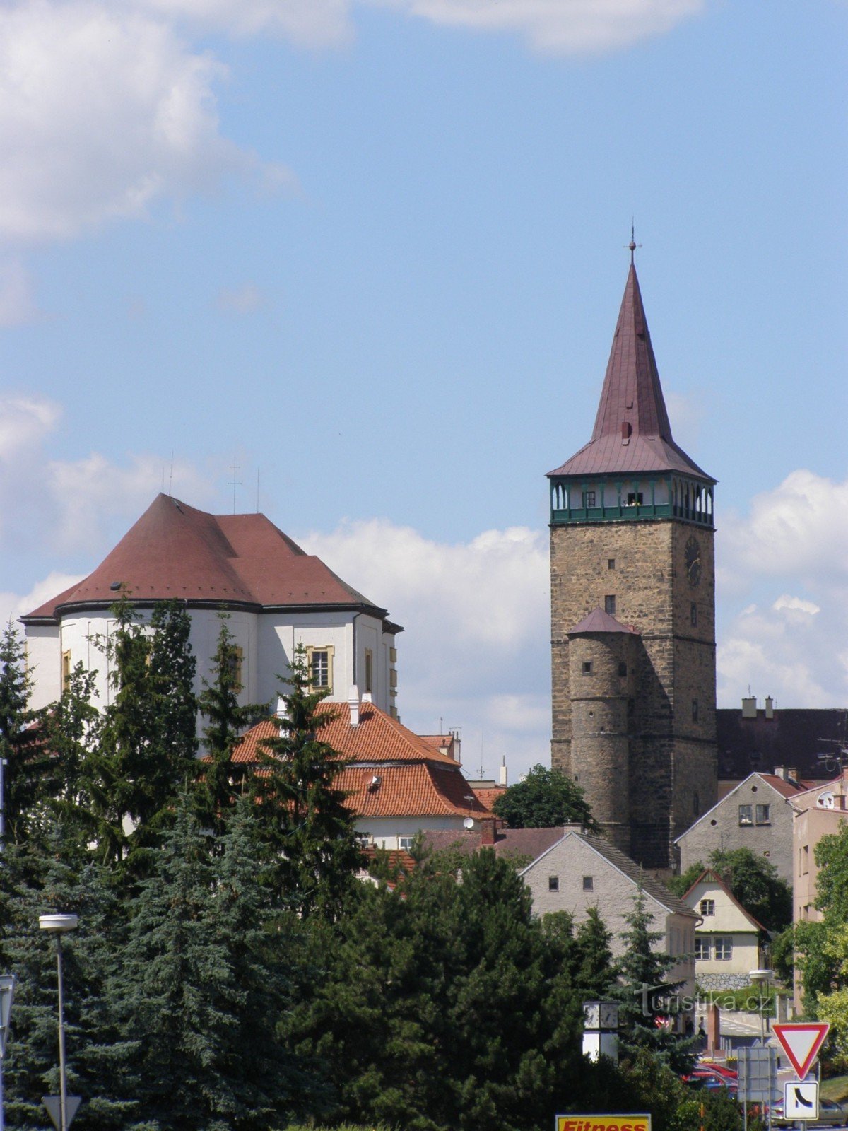 Jičín - Valdická brána a kostel sv. Jakuba Většího
