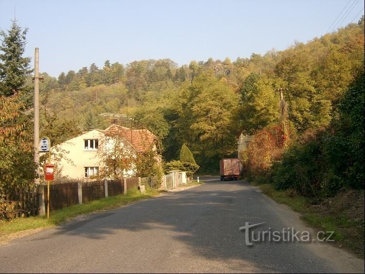 Syd for landsbyen: i den sydlige ende ligger landsbyen tæt op ad landsbyen Kováry