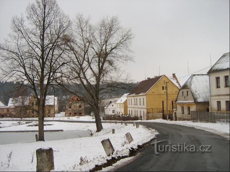 村の南: ヴルビツェは非常に価値があり、新しい建物はほとんど手付かずです。