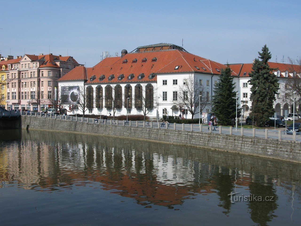 Het Zuid-Boheemse Theater gezien vanaf de rivier