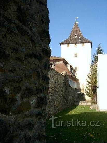 Jugoistočne zidine: južno od Praških vrata. Gornja (Plsen) vrata i Donja (Pra