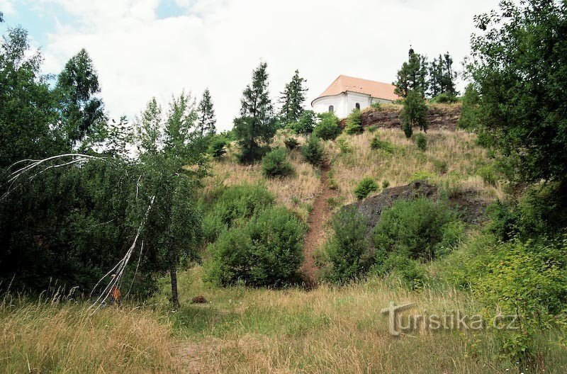 borde sureste de Uhlířský vrch con un muro de cantera