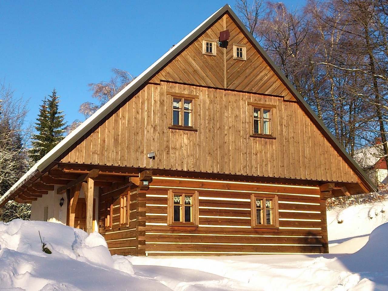 côté sud-est de la cabane en rondins