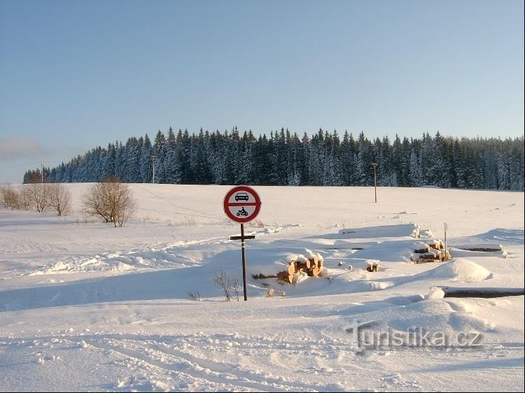 Direção sudeste: Na direção sudeste, a estrada verde passa pelo entroncamento Pod Březník