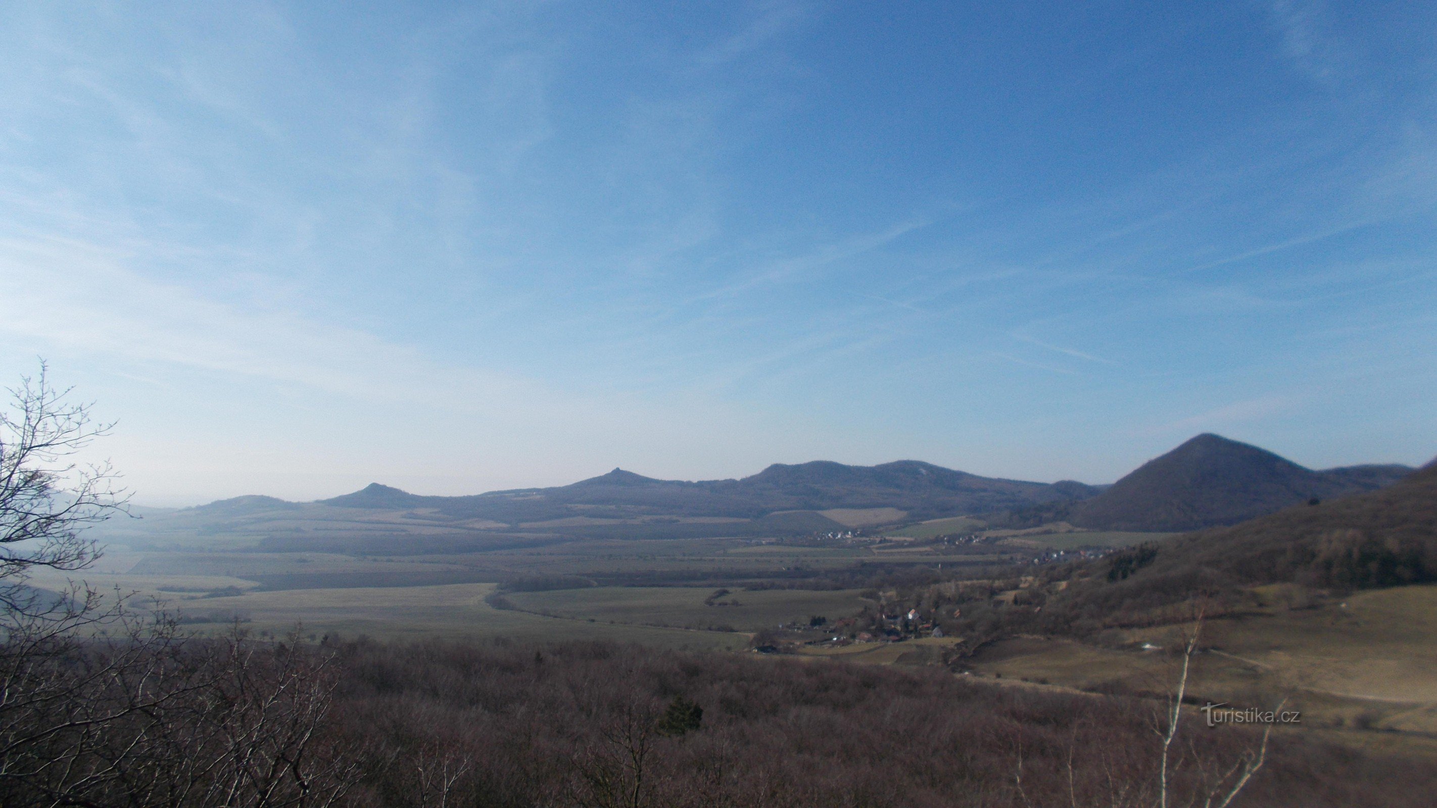 A parte sudoeste das Montanhas Centrais da Boêmia vista de Ostrý.