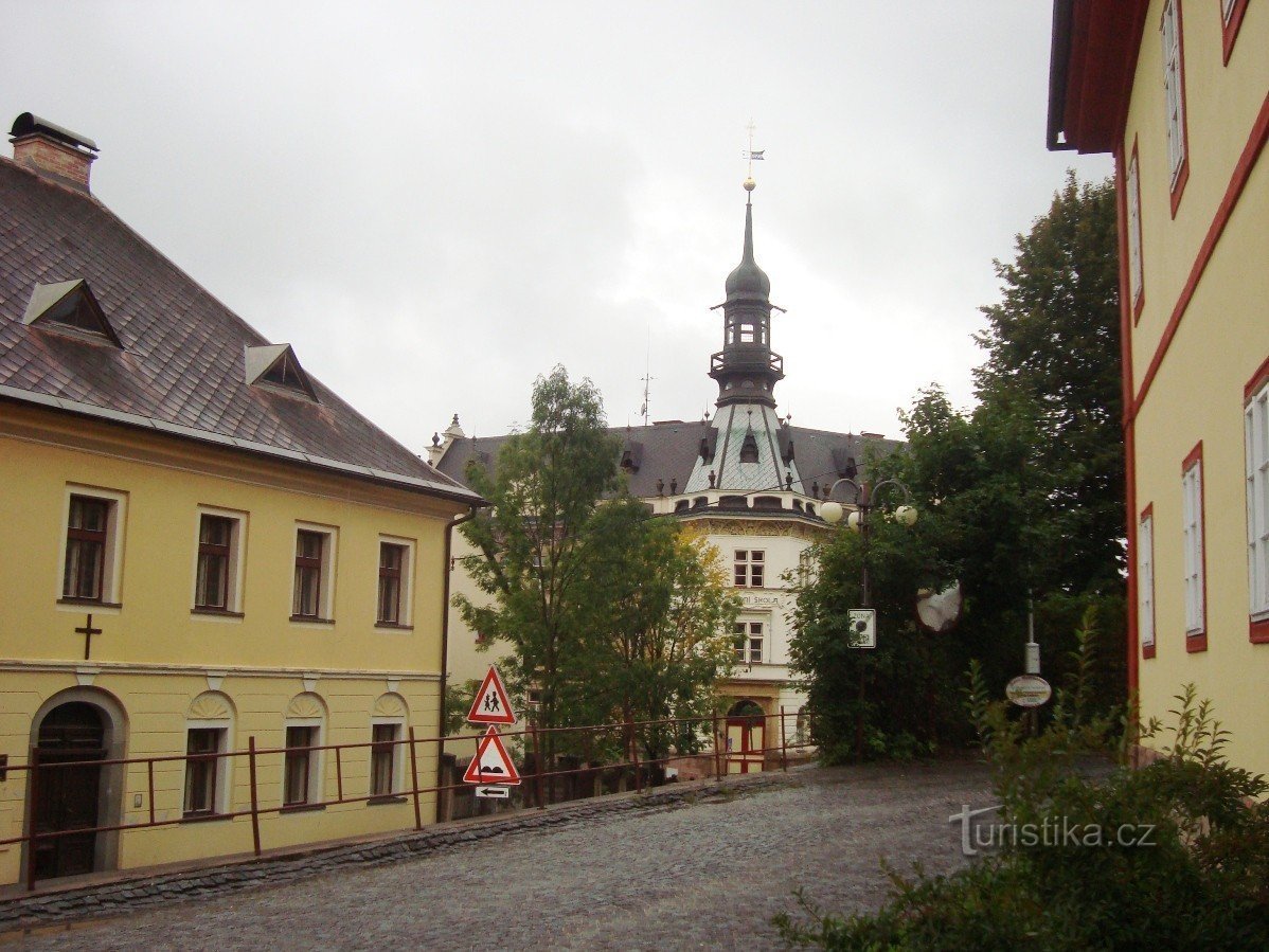 Jilemnice-Gymnasium e Secondary School dal castello-Foto: Ulrych Mir.