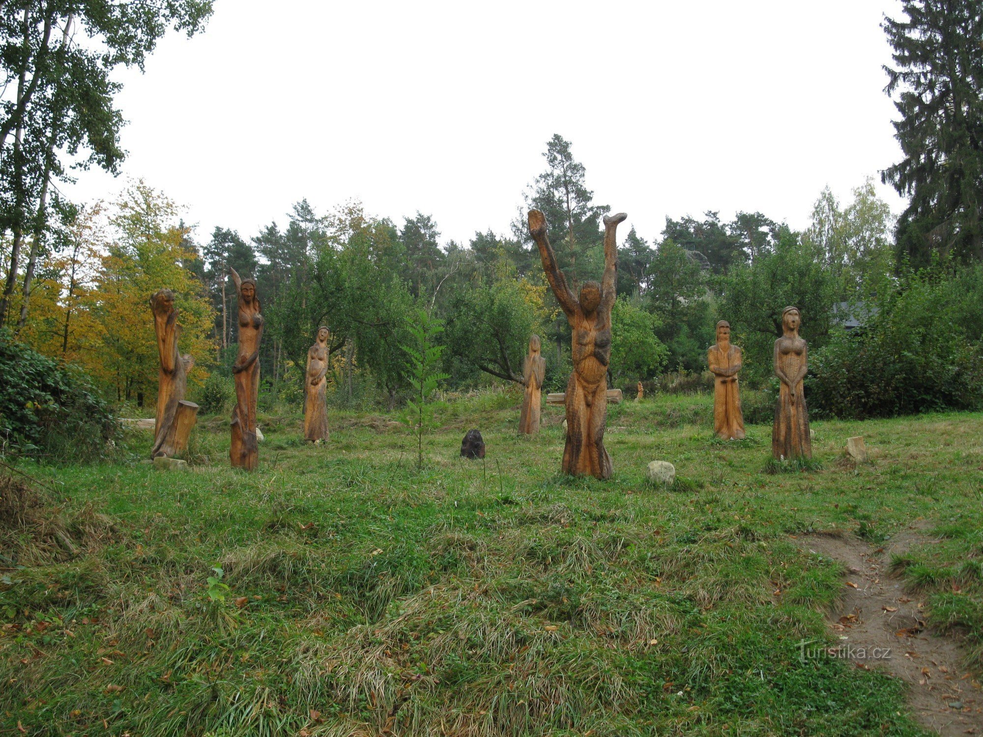 elm sculptures under Hlavaticí