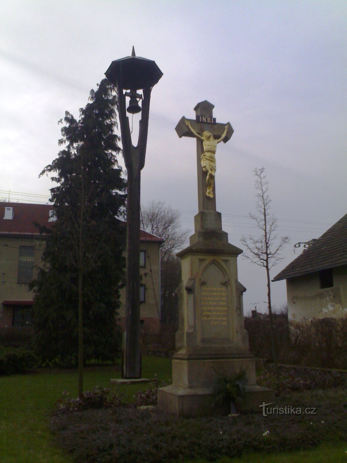 Jílovice - clopotniță și monument de răstignire