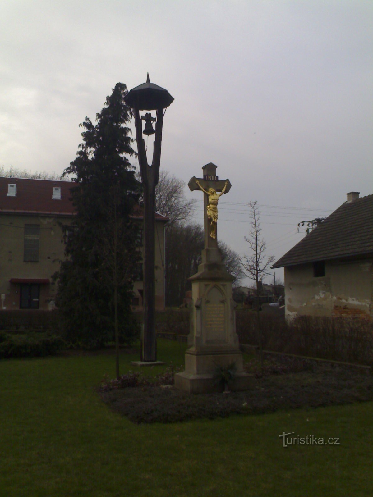Jílovice - campanario y monumento a la crucifixión