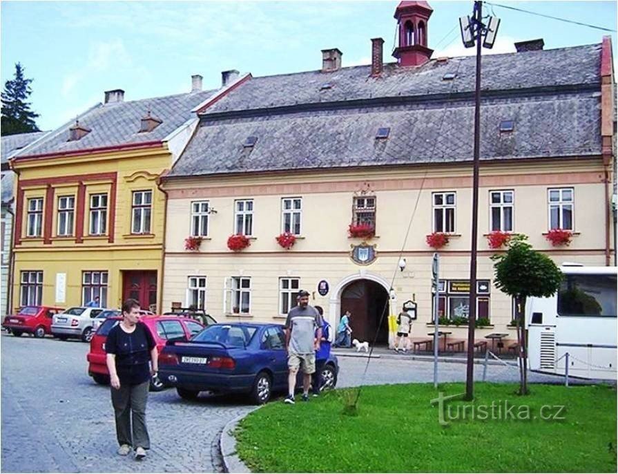 Jimramov-ratusz na placu Jana Karafiát-fot.: Ulrych Mir.