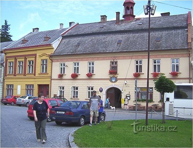Jimramov - δημαρχείο στο βόρειο τμήμα της πλατείας, πρόσβαση στο κάστρο στα αριστερά - Φωτογραφία: Ulrych Mir.