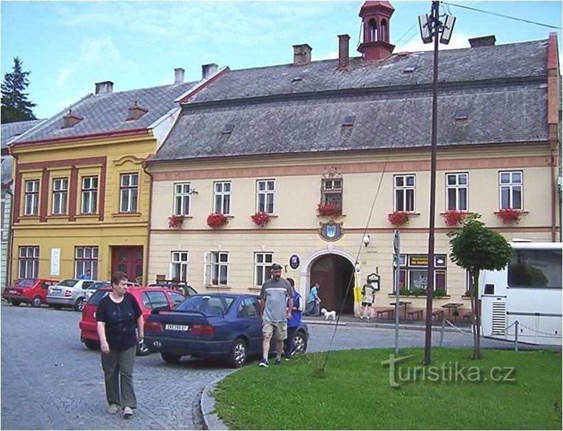 Джимрамов - ратуша в северной части площади, вход в замок слева - Фото: Ульрих Мир.