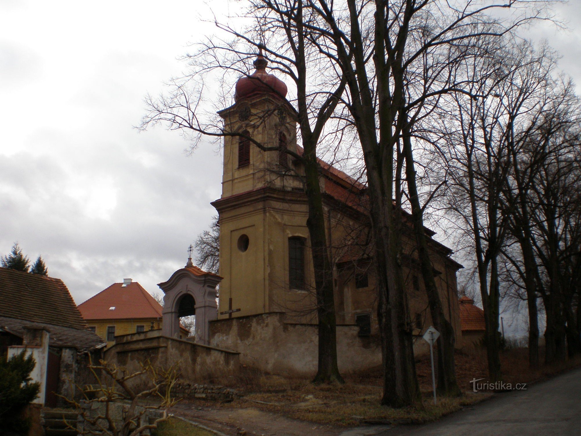 În rest - biserica Sf. Nicolae