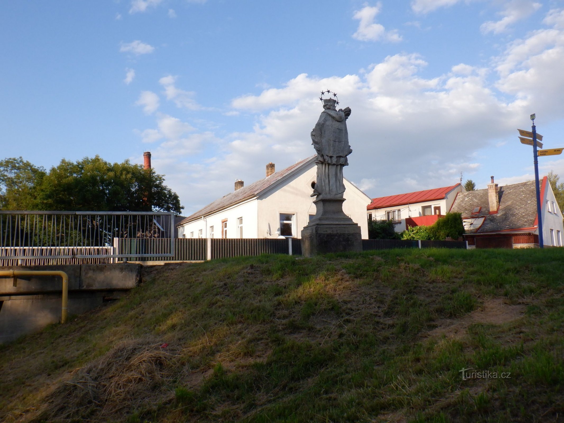 Jindřichův Hradec και Jan z Pomuk στη γέφυρα πάνω από Nežárka