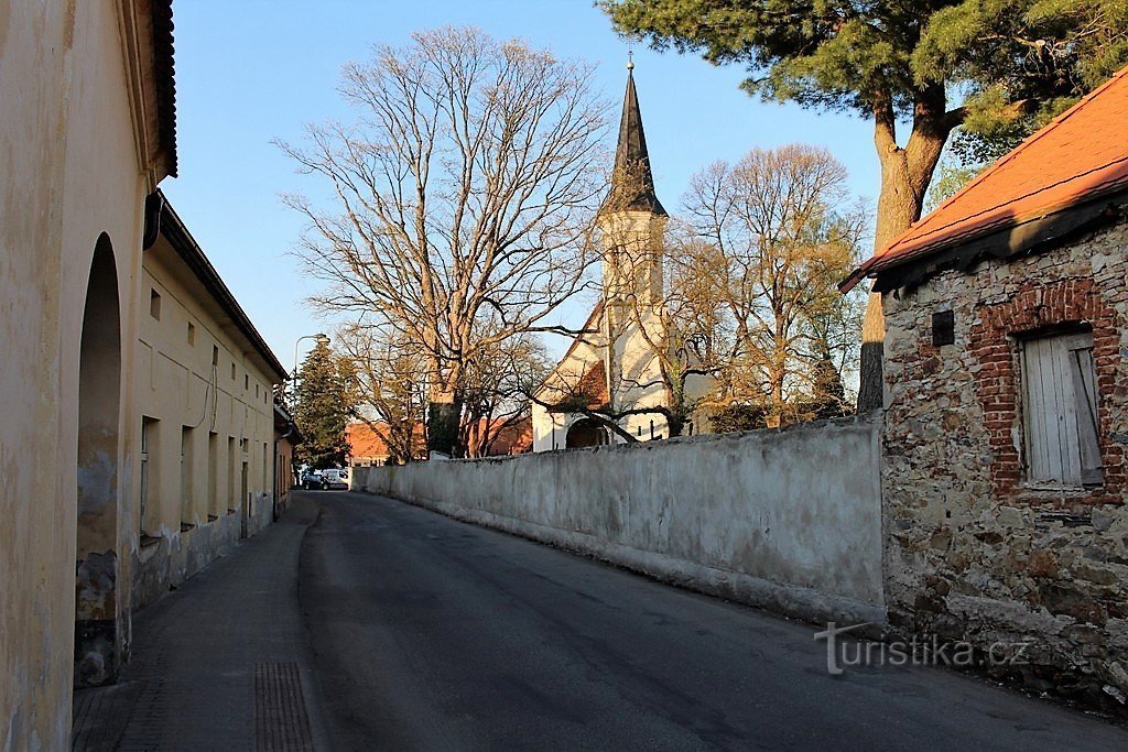 Jindřichův Hradec, église St. Václav depuis la rue Václavská.