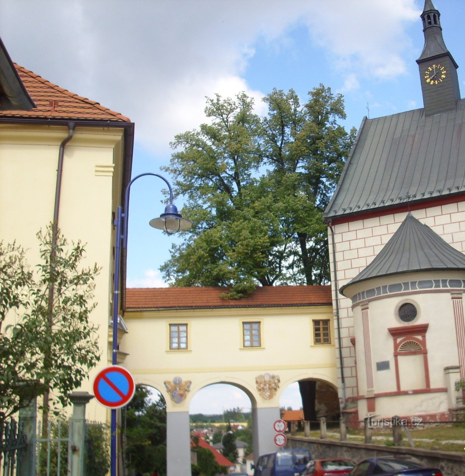 Jindřichův Hradec - hành lang kết nối với nhà thờ St. Catherine