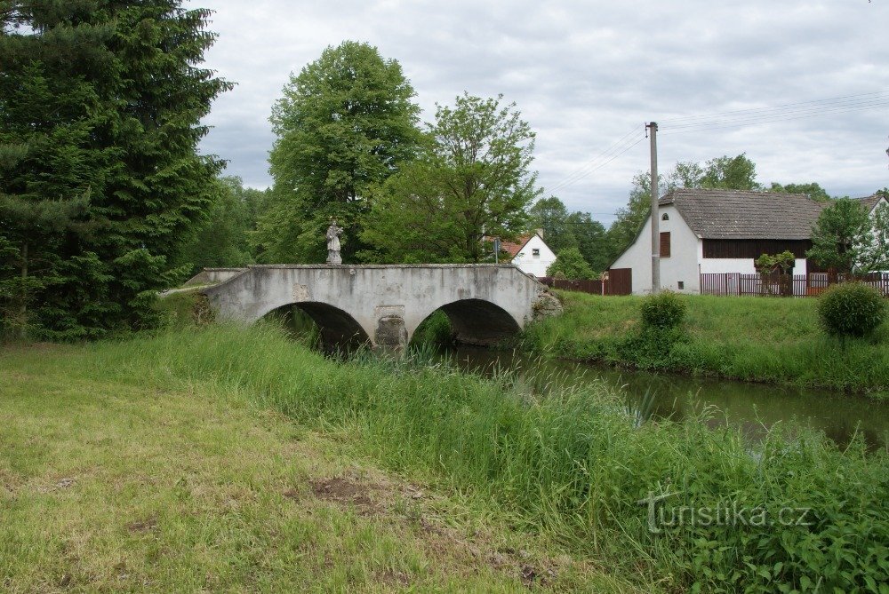 Jindřiš (Rodvínov) – Baročni most s kipom sv. Jan Nepomucký