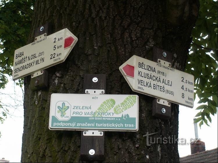 Jinošov - placa de sinalização: Placa de sinalização do sinal turístico vermelho em Jinošov.