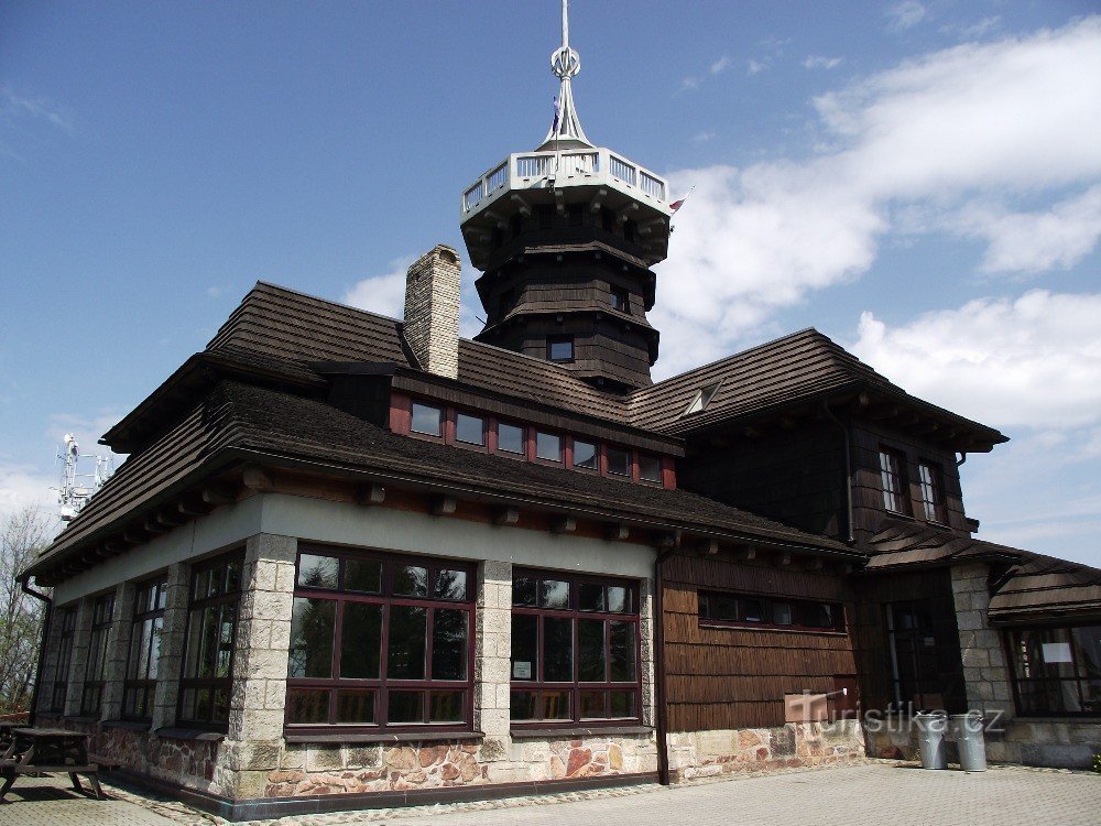 Hütte Jiráskova und Aussichtsturm Dobrošov