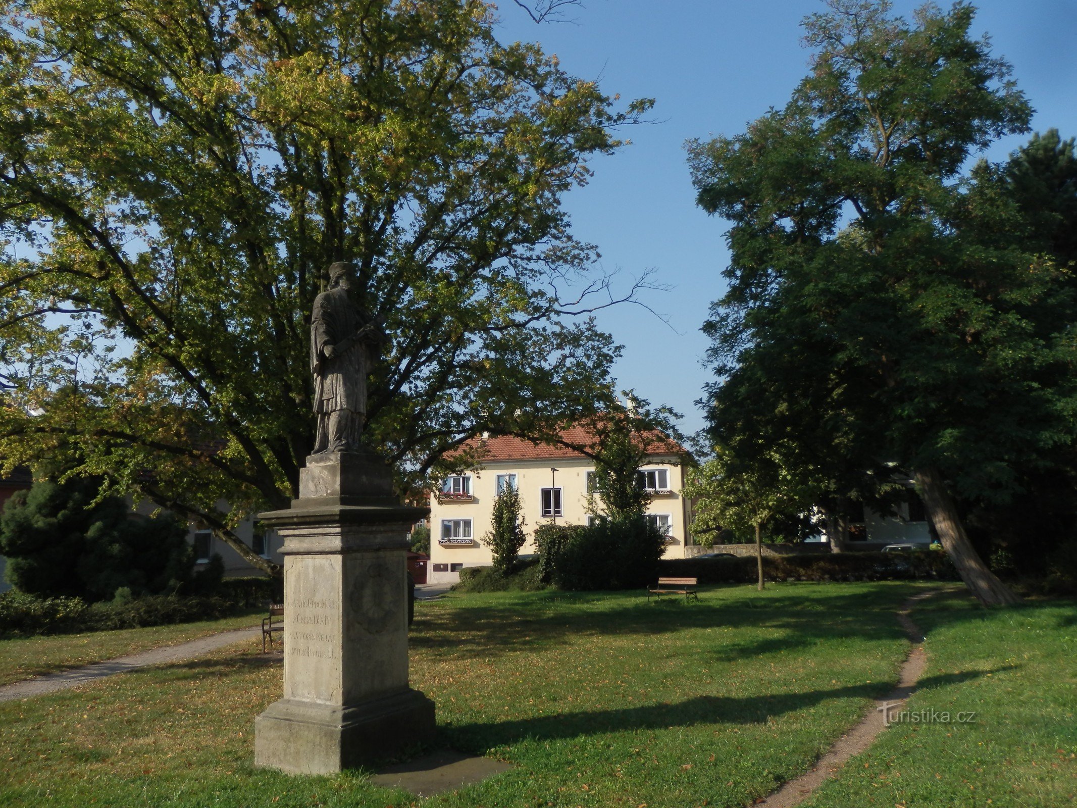 Jiráskovo náměstí se sochou sv. Jana Nepomuckého