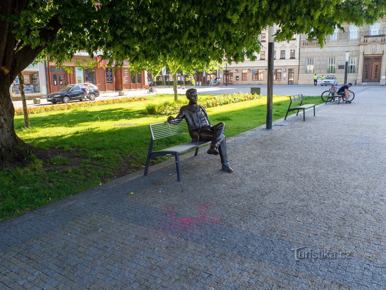 Jiří Wolker sur le banc