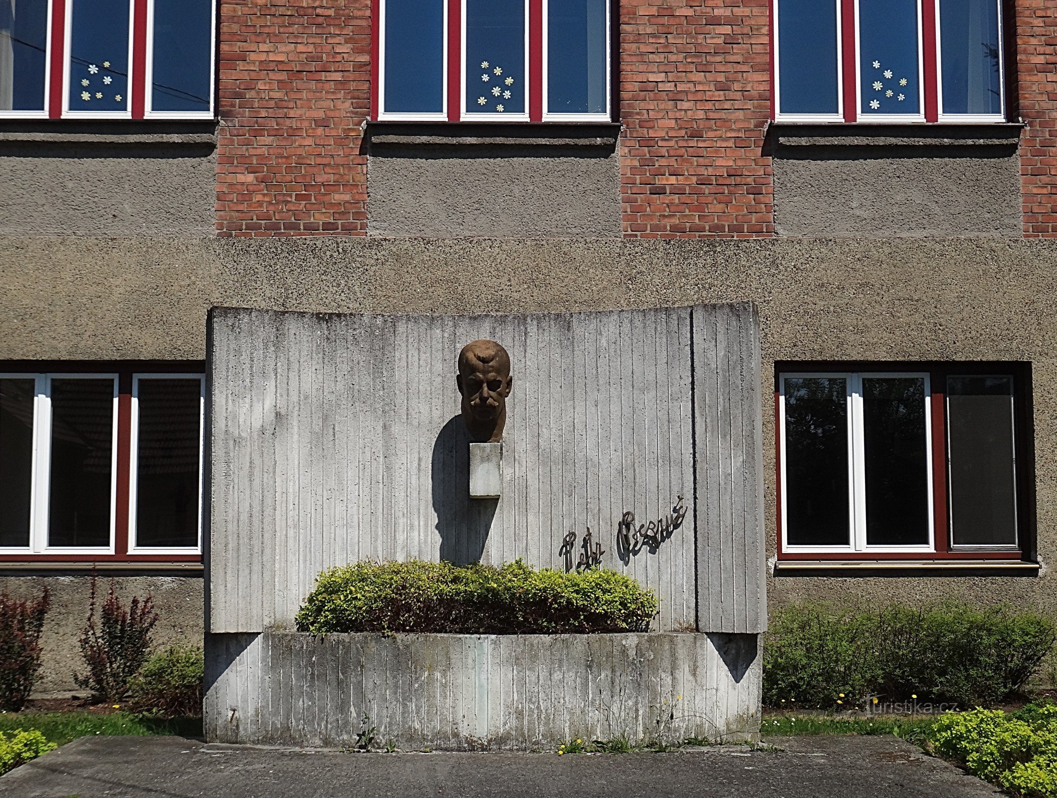 チェコの学校の前にある P. Bezruč の Istebník 胸像