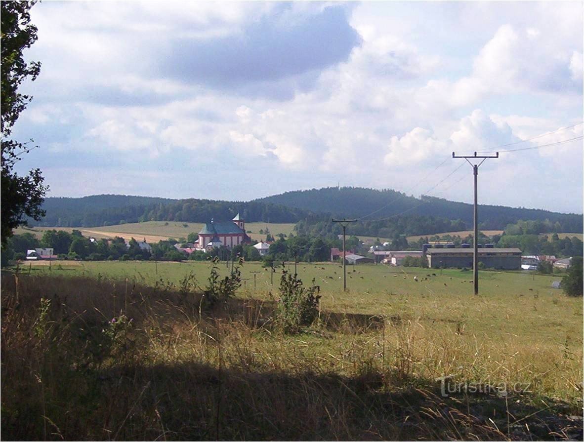 Jívová a vrch Jedová( 633 m) ze silnice od H.Petrovic-Foto:Ulrych Mir.
