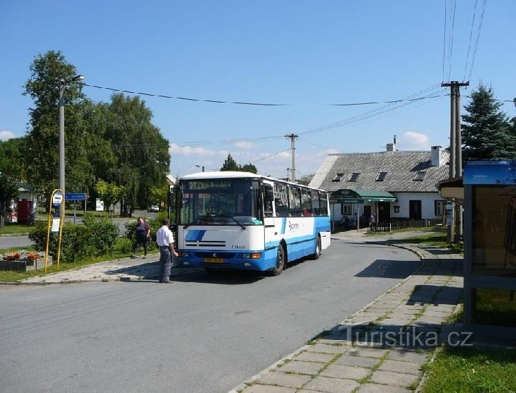 Jívová: Bushaltestelle mitten im Dorf
