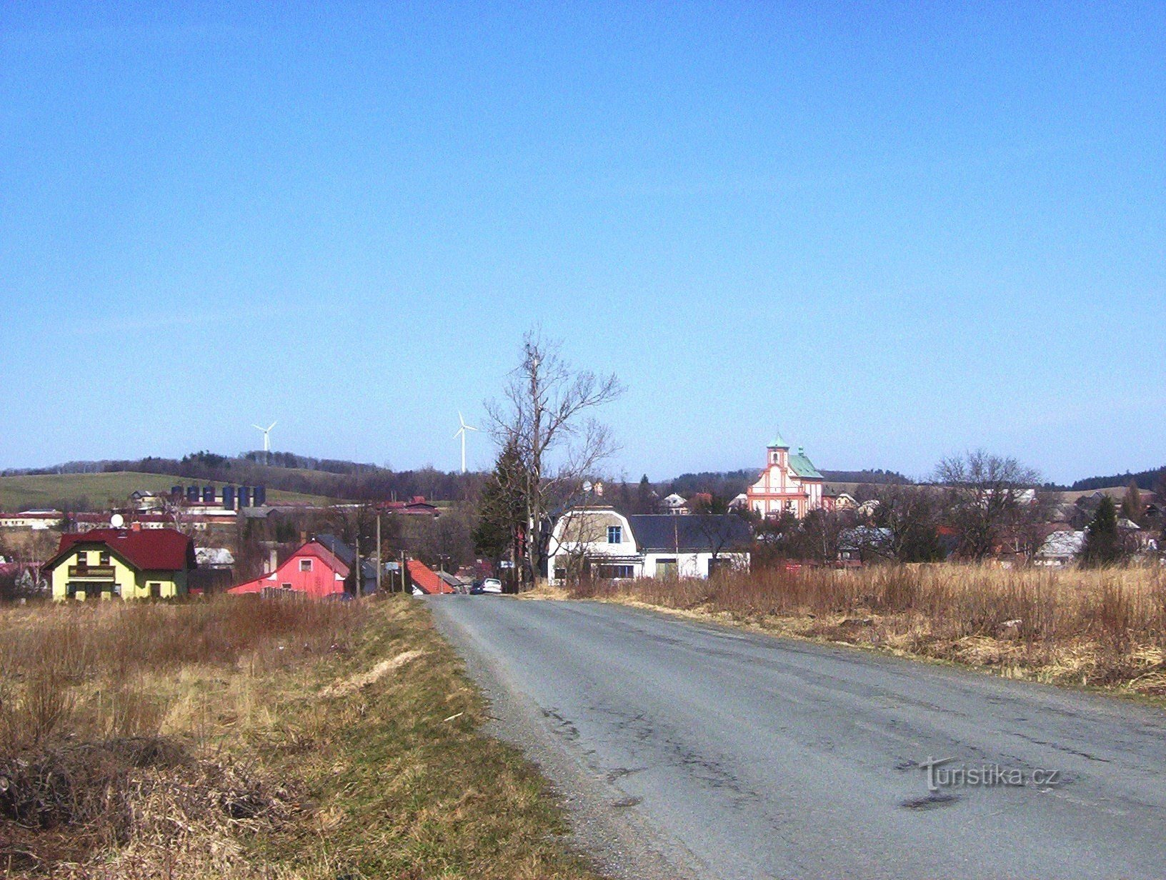 Jívová mit Windkraftanlagen von der Straße aus Dolan - Foto: Ulrych Mir.