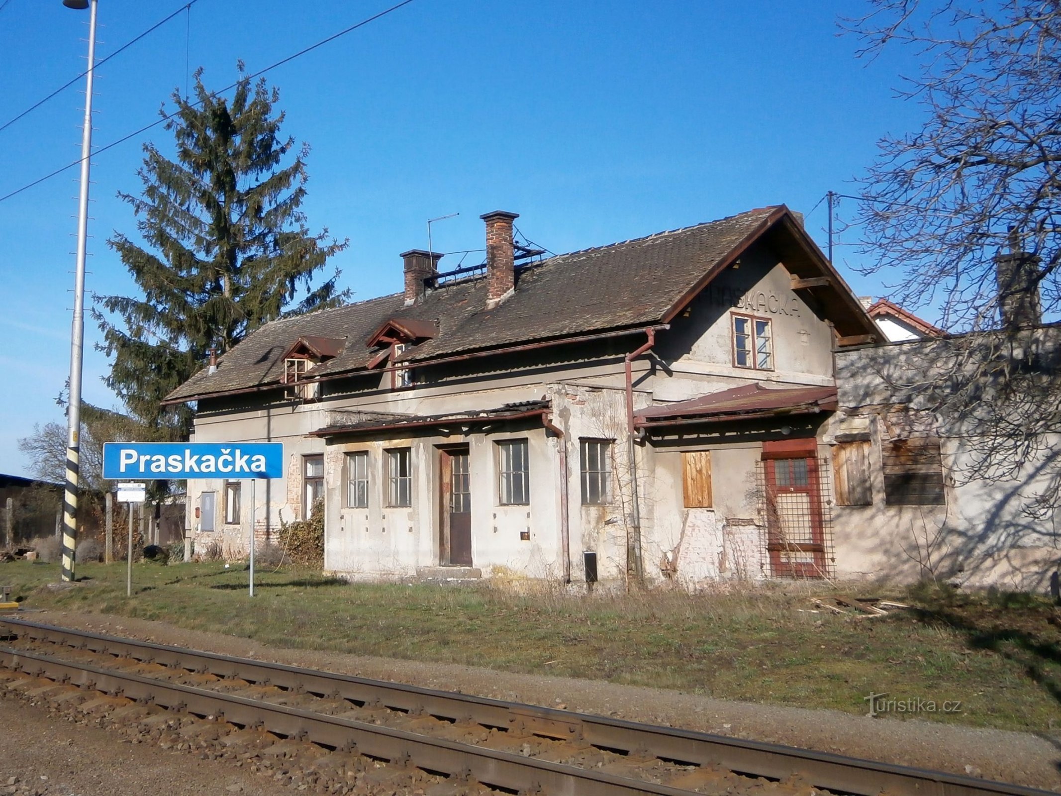 Redan riven gammal järnvägsstation (Praskačka, 26.3.2017/XNUMX/XNUMX)