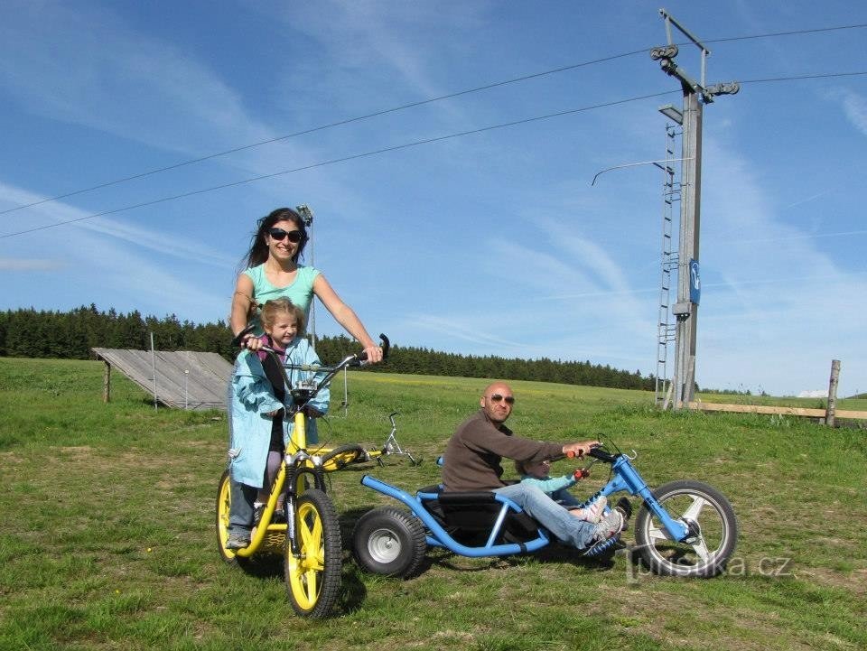 Åker på vagnar och skotrar