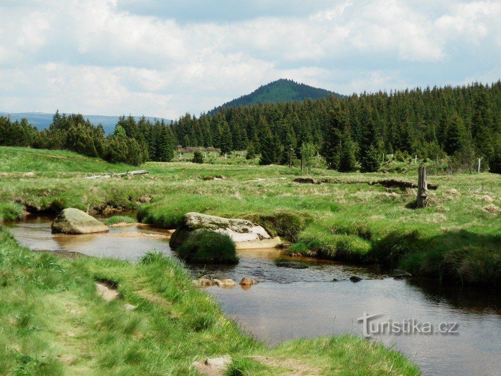 Jizerka, zadaj planina Bukovec