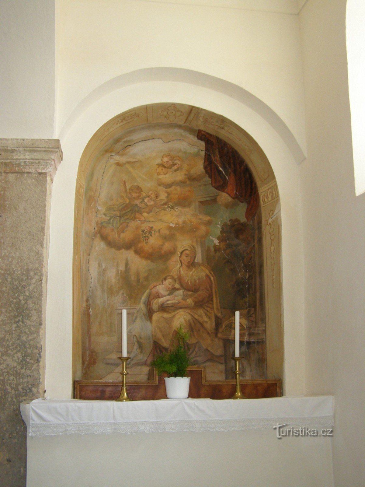 södra absiden av St. Anna med en bok i knät och P. Maria i